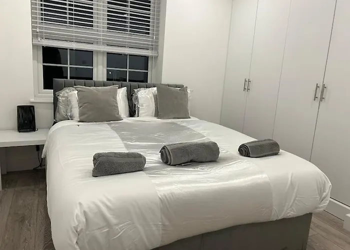 1 Bed High Quality Modern Flat