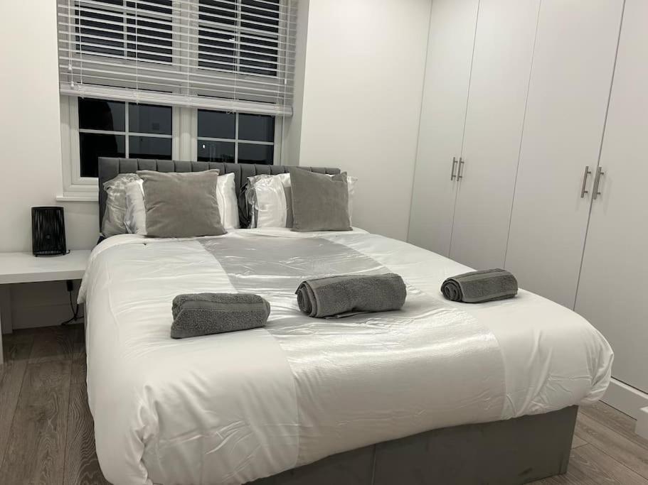 1 Bed High Quality Modern Flat Apartment *