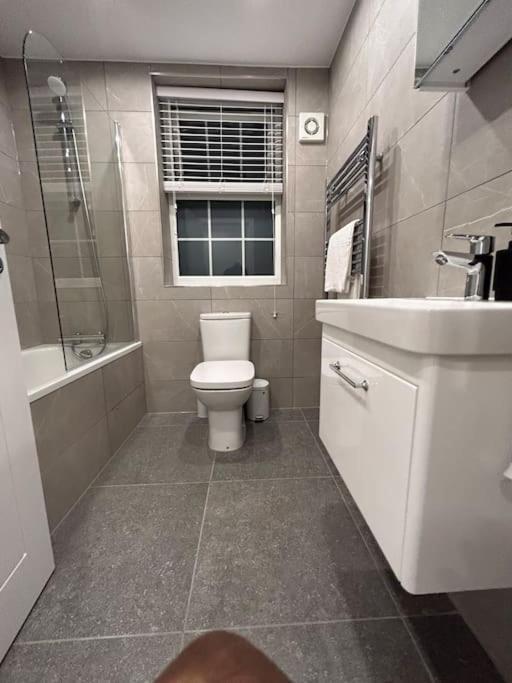 1 Bed High Quality Modern Flat Apartment *
