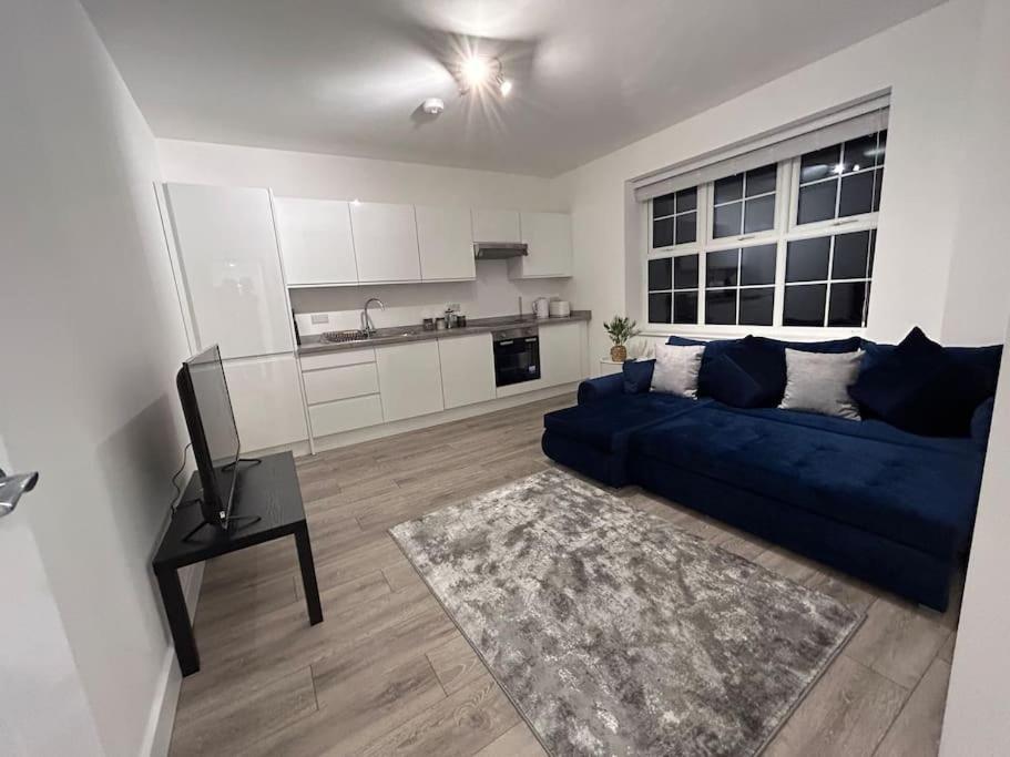 1 Bed High Quality Modern Flat Apartment *